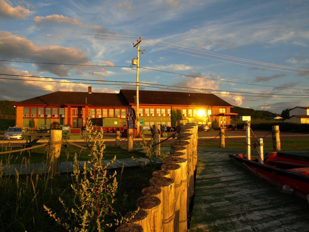 Auberge Internationale La Vieille Ecole Sainte Anne-des-Chênes المظهر الخارجي الصورة