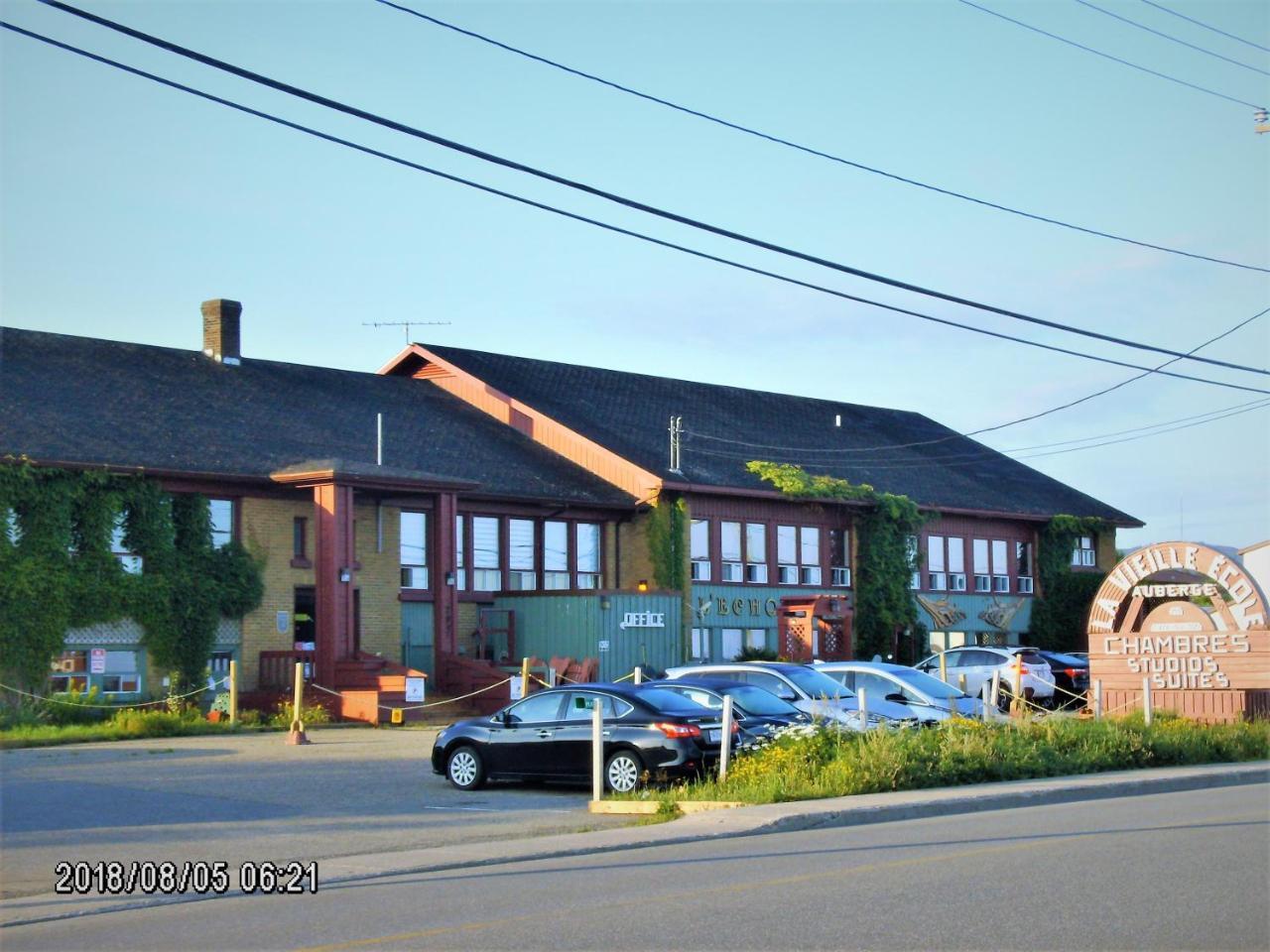 Auberge Internationale La Vieille Ecole Sainte Anne-des-Chênes المظهر الخارجي الصورة